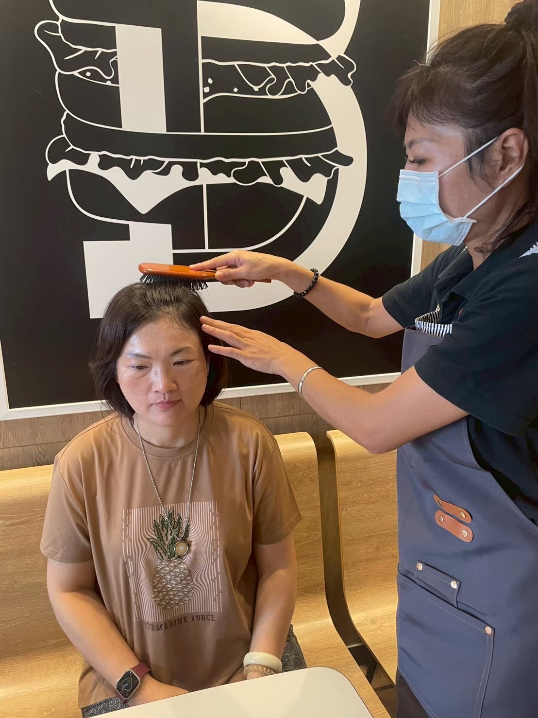 安安老師細心為顧客進行頭部舒壓